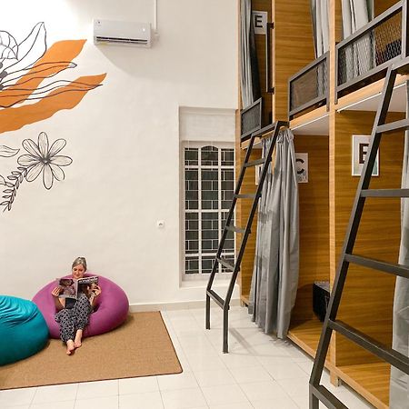 Snooze Malang Hostel ภายนอก รูปภาพ