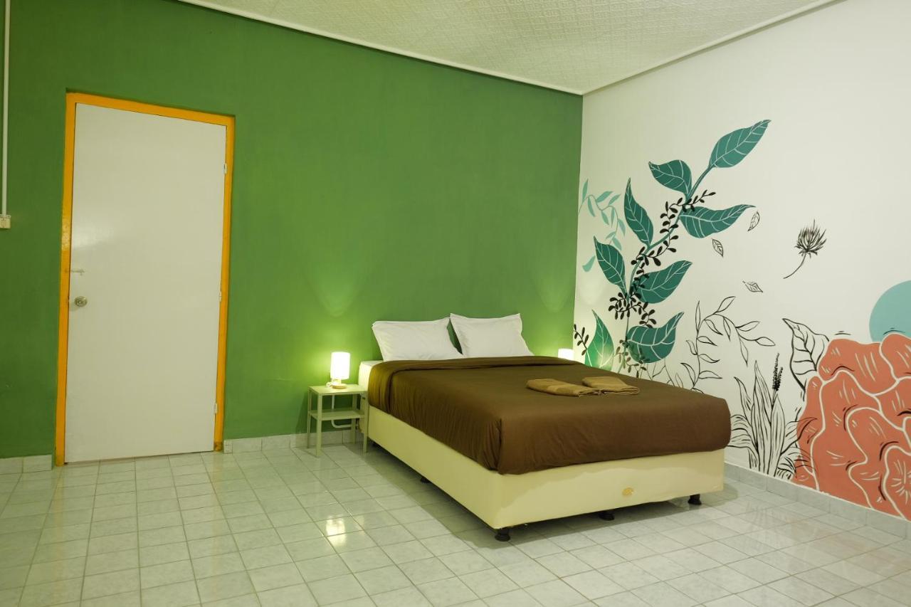 Snooze Malang Hostel ภายนอก รูปภาพ