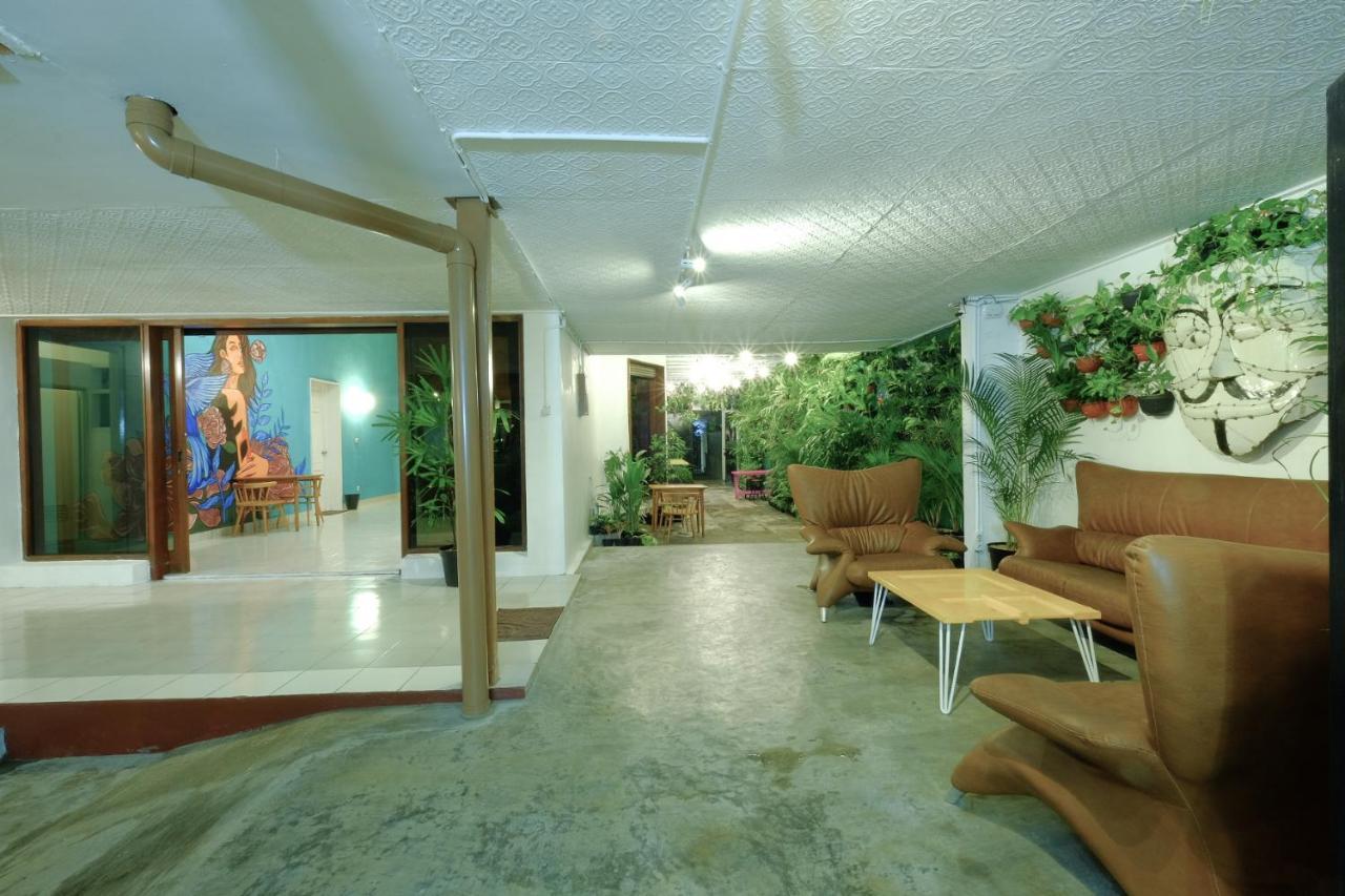 Snooze Malang Hostel ภายนอก รูปภาพ