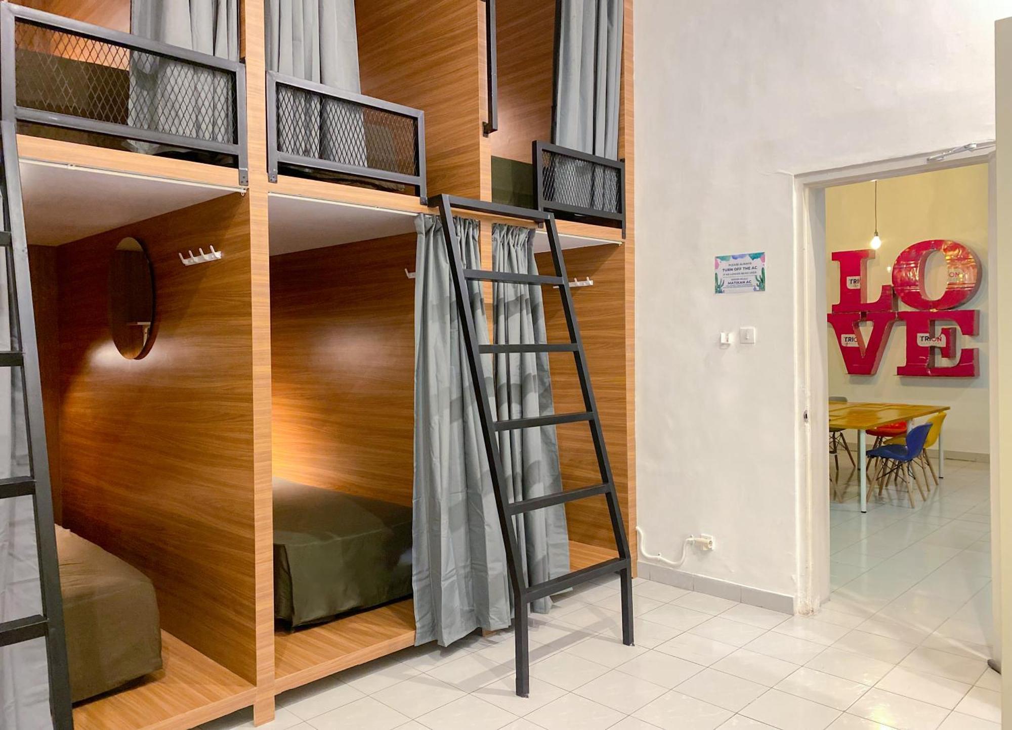 Snooze Malang Hostel ภายนอก รูปภาพ